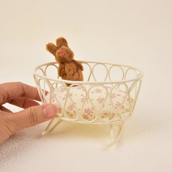 1:12 Mini-Metallbett mit Matratze und Puppenhausspielzeug
