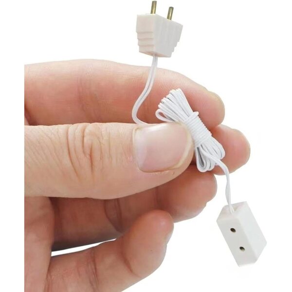 4 x Mini-Steckdosen 1:12 aus Metall und PP für Puppenhaus, realistische Deko-Accessoires