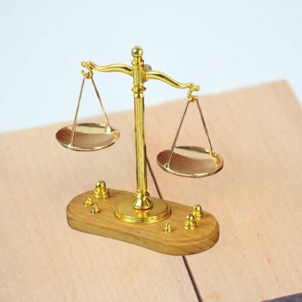 Bilancia Vintage Miniatura 1:12 in Ferro per Casa delle Bambole Decorativa