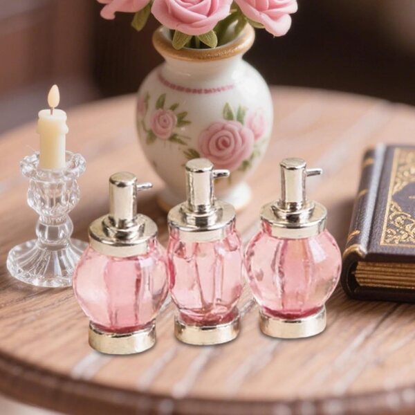 3 Mini-Parfums aus Legierung und Glas für Puppenhäuser 1:12 – dekorative Accessoires