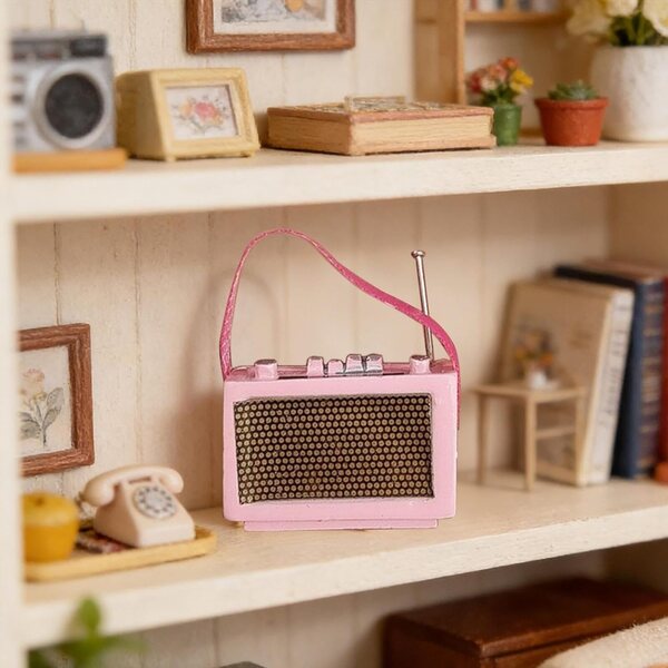 Miniaturradio aus PU-Harz und Leder für Puppenhaus 1:12, Pink