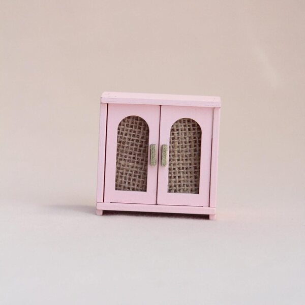 Mini-Aufbewahrungsregal aus Holz für Puppenhaus 1:12 – Detaillierte rosa Dekoration