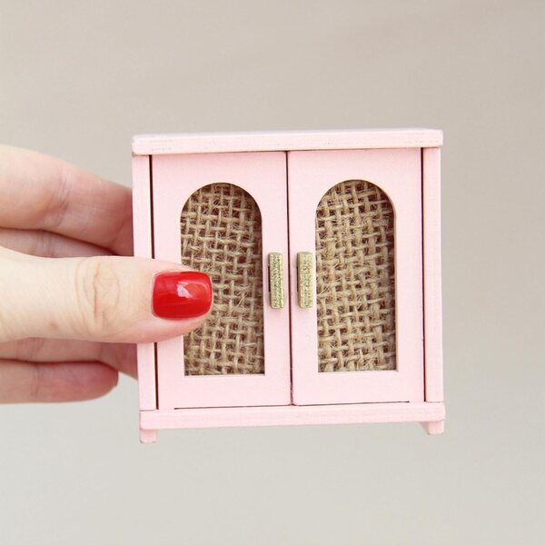Mini-Aufbewahrungsregal aus Holz für Puppenhaus 1:12 – Detaillierte rosa Dekoration