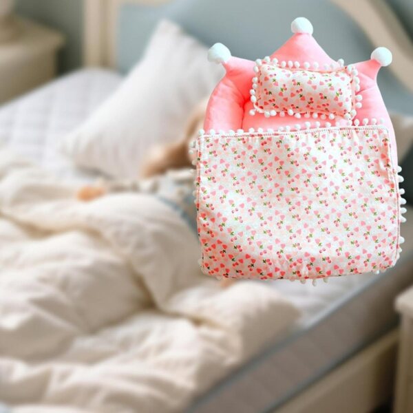 Letto Portatile per Bambole in peluche rosa con trapunta e cuscino, M 32x30 cm