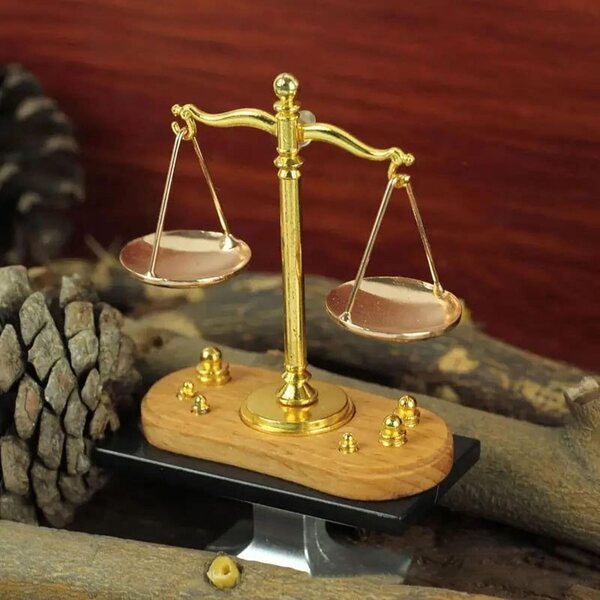 Oshhni Bilancia Miniatura 1:12 in Ferro per Casa delle Bambole Vintage 4,2x1,9x5,1 cm