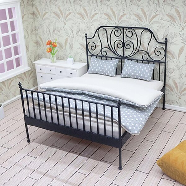 Letto in Metallo per Casa delle Bambole Scala 1:12 con Biancheria Rimovibile e Design Antico