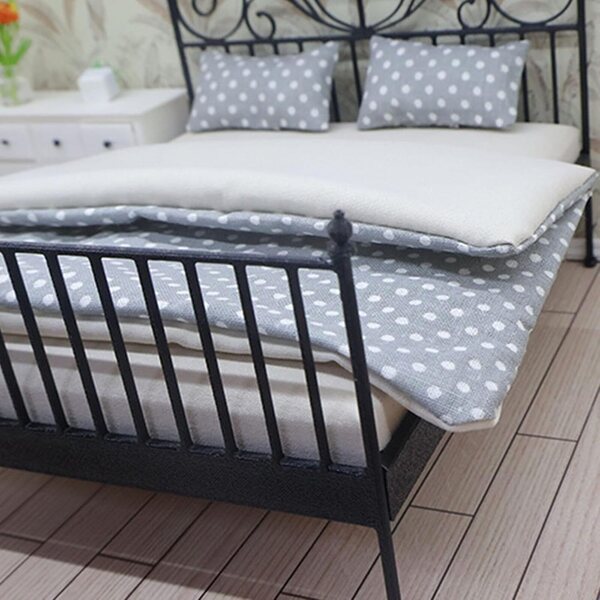 Letto in Metallo per Casa delle Bambole Scala 1:12 con Biancheria Rimovibile e Design Antico