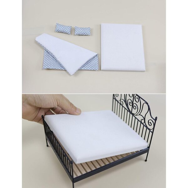 Letto in Metallo per Casa delle Bambole Scala 1:12 con Biancheria Rimovibile e Design Antico