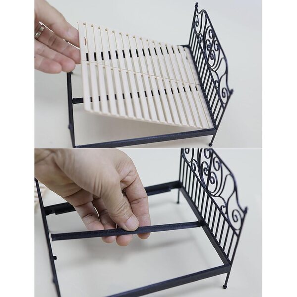 Letto in Metallo per Casa delle Bambole Scala 1:12 con Biancheria Rimovibile e Design Antico