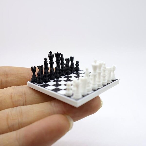 1:12 Miniatur-Schachbrett für Puppenhäuser aus PLA mit 32 Teilen