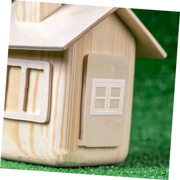 Set mit 6 Kunststoffzubehörteilen für Puppenhäuser: 4 Fenster + 2 beige Miniaturtüren