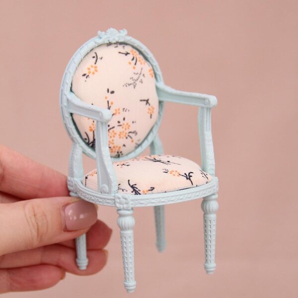 Miniatura Sedia Casa delle Bambole 1:12 in Resina Blu con Schienale Alto