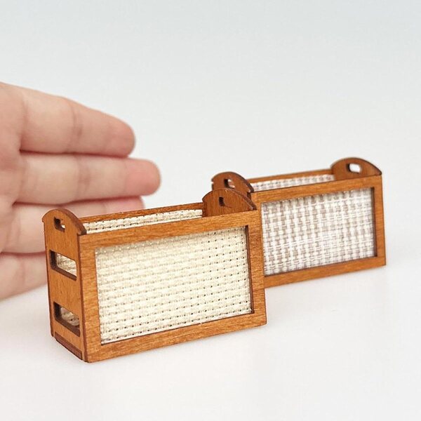 1:12 Miniatur-Aufbewahrungskorb aus Holz für Puppenhaus, weiß