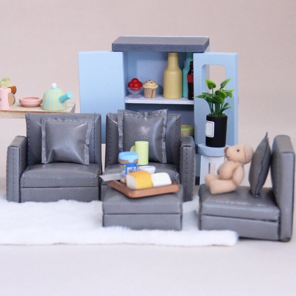 Miniatur-3-Sitzer-Sofa aus PU und Holz für Puppenhaus 1:12, Grau
