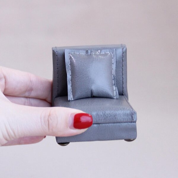 Miniatur-3-Sitzer-Sofa aus PU und Holz für Puppenhaus 1:12, Grau