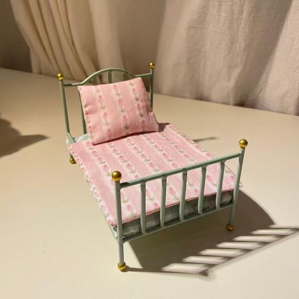 Oshhni Miniaturbett für Puppenhaus 1:12, dekoratives Accessoire aus Eisen und Stoff