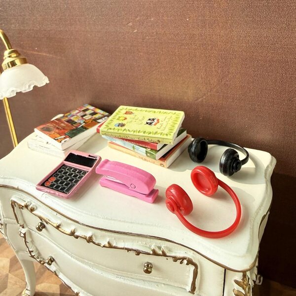Sharplace Set 10 Accessori Miniatura per Casa delle Bambole - Libri, Cuffie, Spillatrice e Calcolatrice