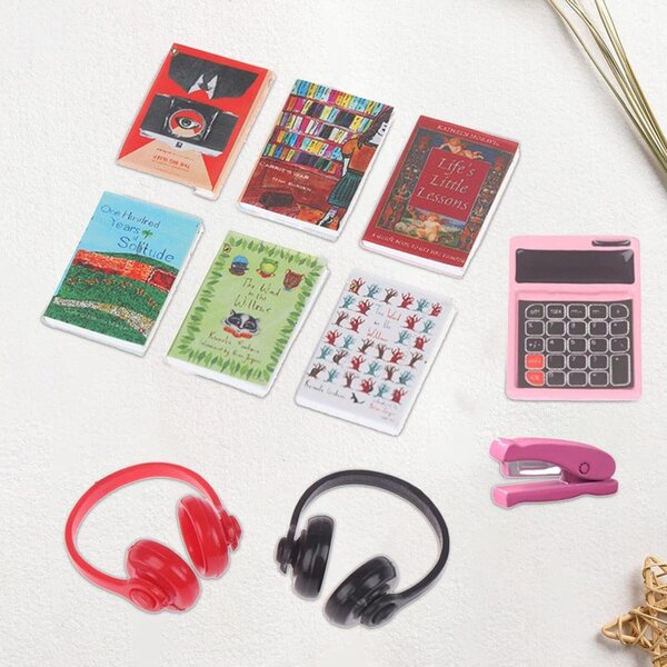 Sharplace Set 10 Accessori Miniatura per Casa delle Bambole - Libri, Cuffie, Spillatrice e Calcolatrice