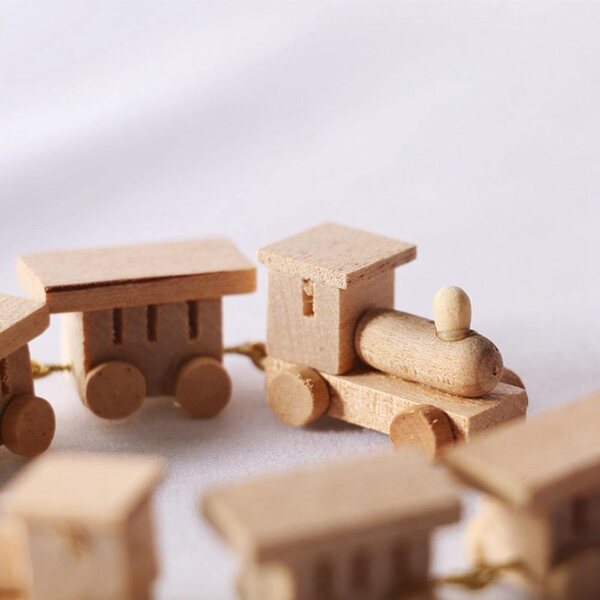 Mini-Holzeisenbahn 1:12 für Puppenhaus – Deko-Set und Kinderspielzeug