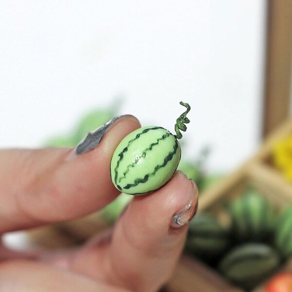 Miniatur-Wassermelone aus Harz 1:12 1:6 Puppenhauszubehör und Dekorationen