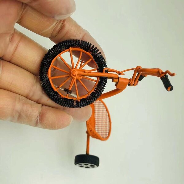 Realistisches Mini-Puppenhausmodell aus Metall im Maßstab 1:12 mit beweglichen Rädern