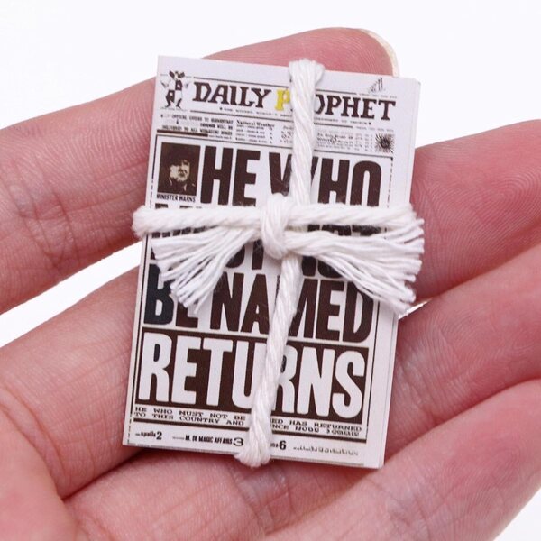Sharplace Set 2 Miniaturen 1:12 Zeitung und Dessert für dekorative Puppenhäuser