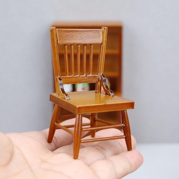 Vintage-Miniaturstuhl aus Holz im Maßstab 1:12, robustes und detailliertes Modell