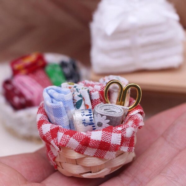Cestino da cucito per bambole in miniatura con accessori realistici per scene e decorazioni