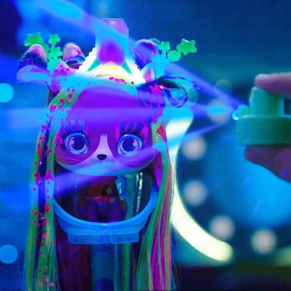 VIP Pets Cats Elektra: Fluoreszierendes Kätzchen mit 15 Accessoires und leuchtendem Haar