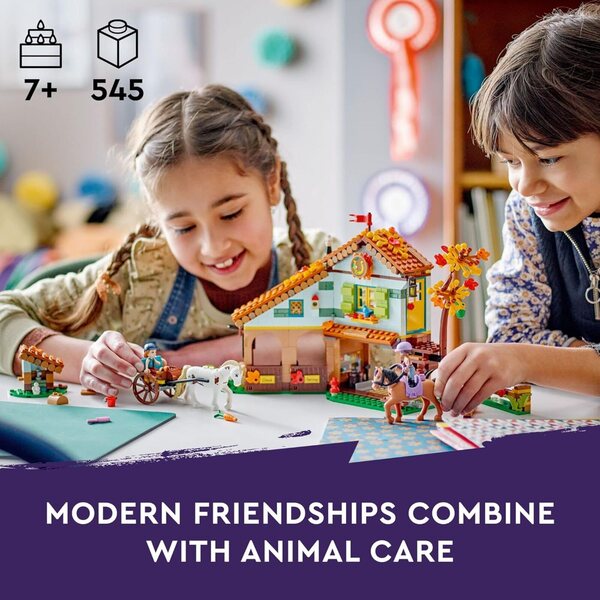 LEGO Friends Herbstlicher Pferdestall 41745: Stall mit Pferden, Minipuppen und Zubehör für Kinder ab 7 Jahren