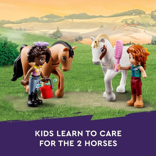 LEGO Friends Herbstlicher Pferdestall 41745: Stall mit Pferden, Minipuppen und Zubehör für Kinder ab 7 Jahren