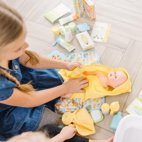 Melissa & Doug Mine to Love Deluxe Baby Care 48-teiliges Puppenset mit komplettem Zubehör