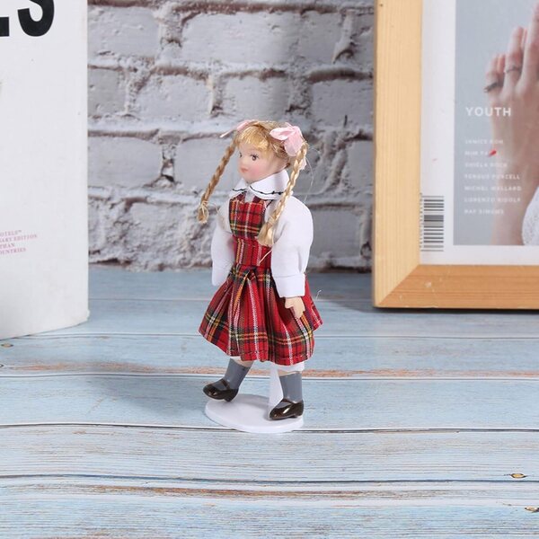 Syrisora Bambola Miniatura 1:12 in Ceramica con Vestito Rosso e Treccia Lunga 11 cm