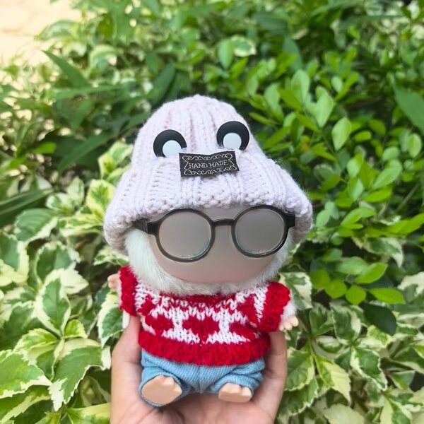 La Bubu Panda 4-teiliges Kleidungsset mit Hut, Brille, rotem Pullover und heller Jeans