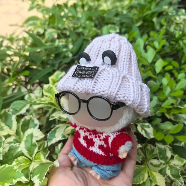 La Bubu Panda 4-teiliges Kleidungsset mit Hut, Brille, rotem Pullover und heller Jeans