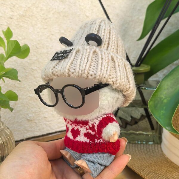 La Bubu Panda 4-teiliges Kleidungsset mit Hut, Brille, rotem Pullover und heller Jeans