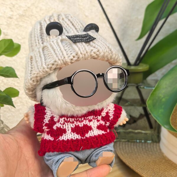 La Bubu Panda 4-teiliges Kleidungsset mit Hut, Brille, rotem Pullover und heller Jeans