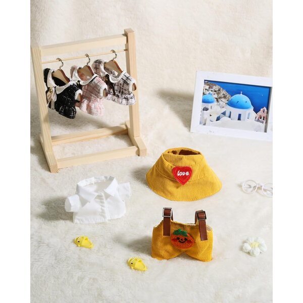 Schickes Kleidungsset für 17 cm große Puppen mit gelbem Strampler, Mütze und Accessoires