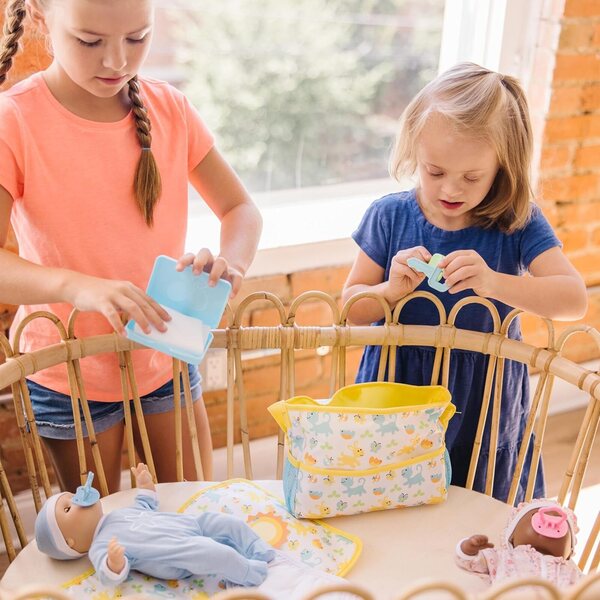 Melissa & Doug Mine to Love Reiseset für Puppen, 17-teilig, perfekt für Kinder ab 3 Jahren