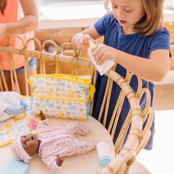 Melissa & Doug Mine to Love Reiseset für Puppen, 17-teilig, perfekt für Kinder ab 3 Jahren