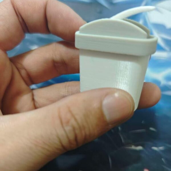 1:12 Mini šiukšliadėžė su atverčiamu dangčiu, tikroviška lėlių namelio puošyba