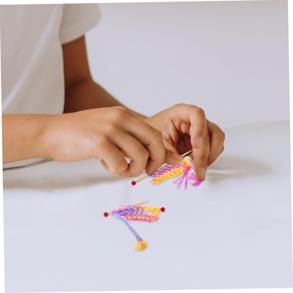 Hemobllo Hilo De Lana Miniatura 1:12 para Casas De Muñecas, Accesorios De Punto Realistas para Manualidades DIY, Juego De 2 Sets Bolas De Hilo Multicolor, Decoración Detallada para Muñecas
