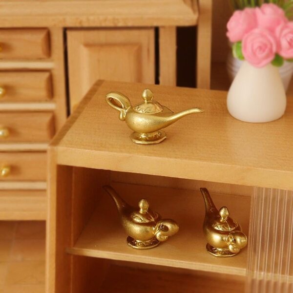 Goldene Miniatur-Aladdin-Genie-Lampe, Maßstab 1:12, mit Bambusgehäuse und Dekorationen.