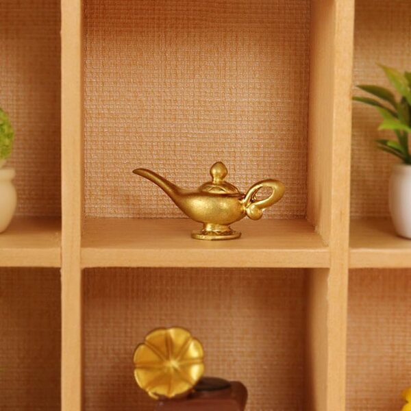 Goldene Miniatur-Aladdin-Genie-Lampe, Maßstab 1:12, mit Bambusgehäuse und Dekorationen.