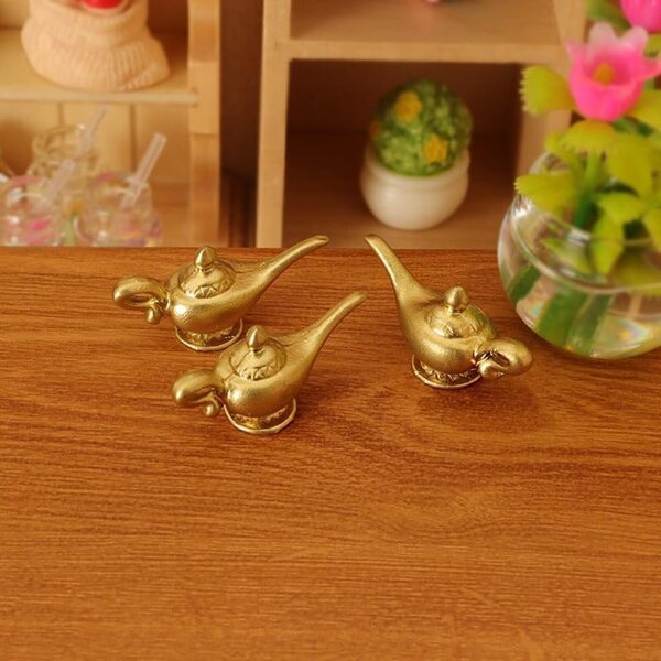 Goldene Miniatur-Aladdin-Genie-Lampe, Maßstab 1:12, mit Bambusgehäuse und Dekorationen.