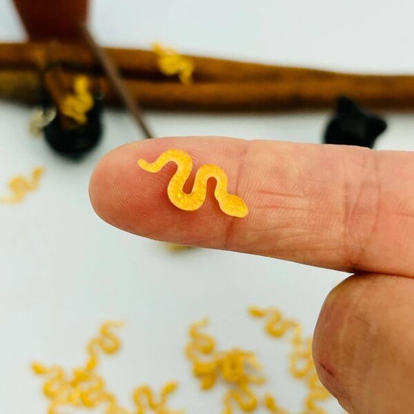 Mini-Aorvoras-Harzschlangen für Dekorationen, 50 Stück, kleine Größe 8x17mm
