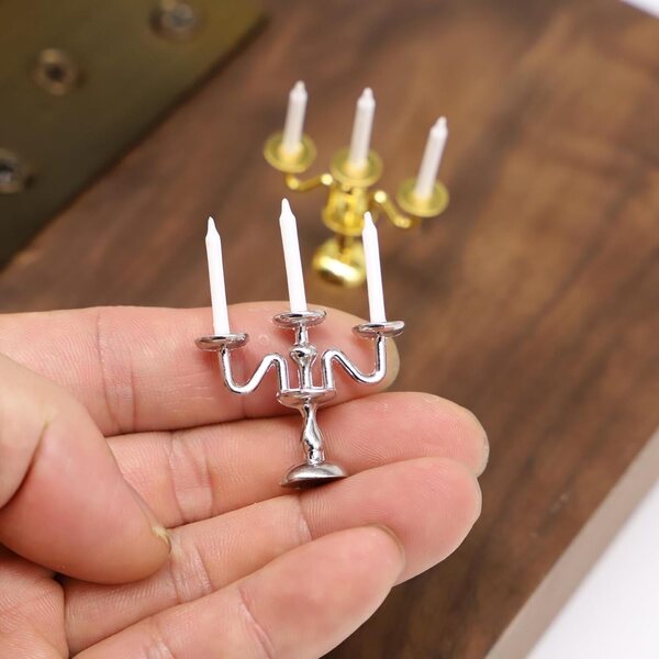 Miniatur-Kerzenleuchter mit 3 Armen aus Metall und Harz für Puppenhäuser 1:12