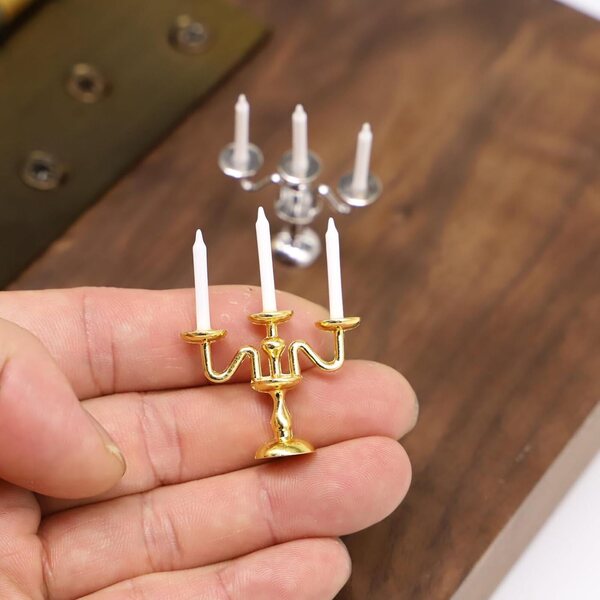 Miniatur-Kerzenleuchter mit 3 Armen aus Metall und Harz für Puppenhäuser 1:12