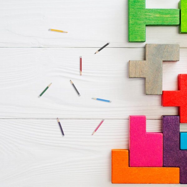 Set mit 8 Miniatur-Buntstiften aus Holz für Puppenhäuser und Dekorationen