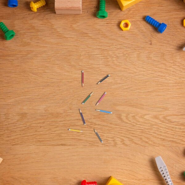 Set mit 8 Miniatur-Buntstiften aus Holz für Puppenhäuser und Dekorationen